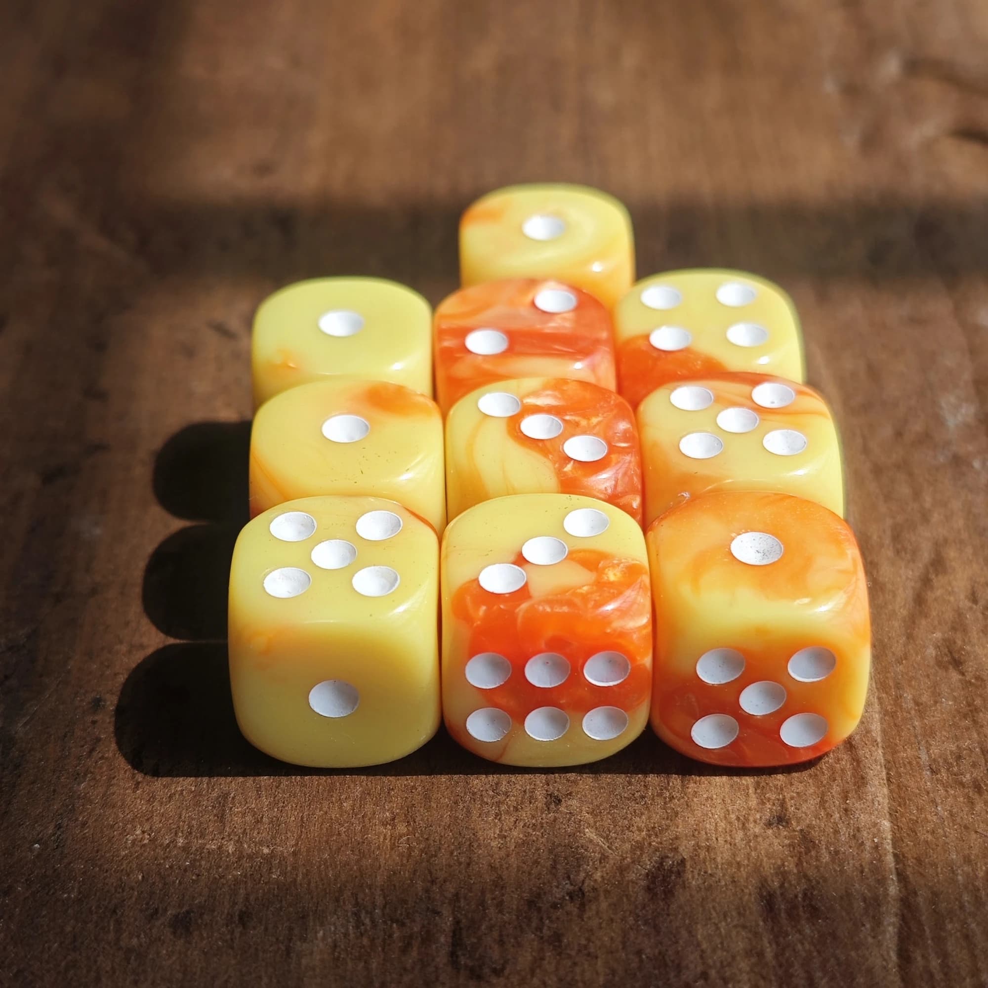 Set di dadi D6 con punti gialli e arancioni da 16 mm Warhammers 40K Gioco da tavolo Dungeons and Dragons