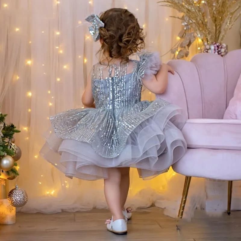 Abito da ragazza di fiori personalizzato in tulle soffice e carino con piume a strati al ginocchio per abiti da prima comunione per spettacoli di compleanno di nozze