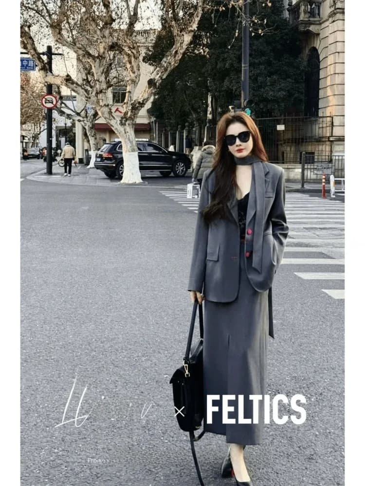 Completo Elegante da Donna per il Lavoro: Giacca Sartoriale Leggera e Gonna a Spacco dal Design Unico, Stile Casual e alla Moda