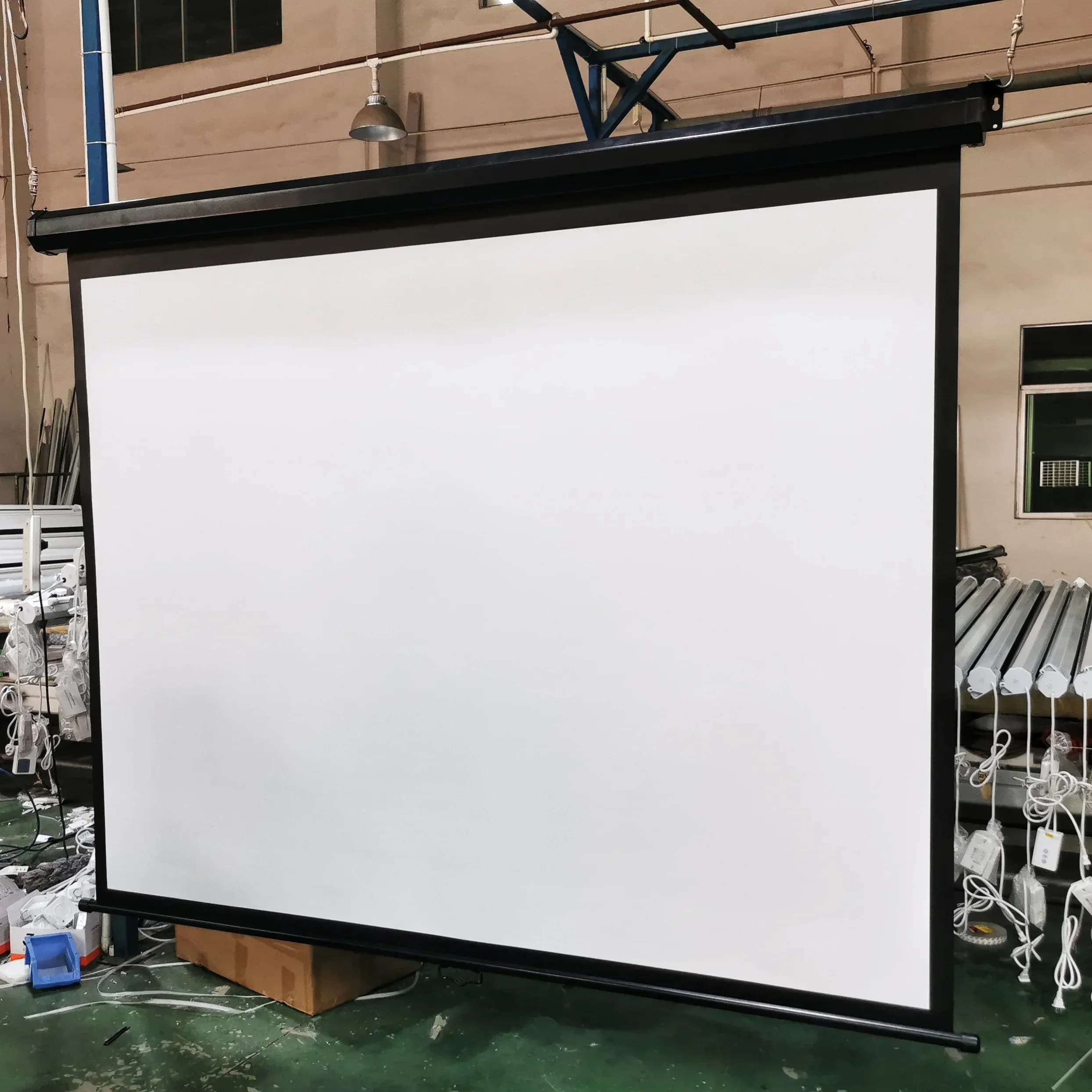 Nuovo schermo manuale per proiettore HD da 60-150 pollici per home cinema montato a parete