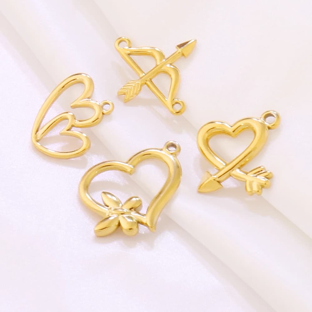 3 pezzi di ciondoli a forma di cuore in acciaio inossidabile placcati in oro 18 carati con ciondoli a forma di arco e freccia per accessori per la creazione di gioielli fai da te