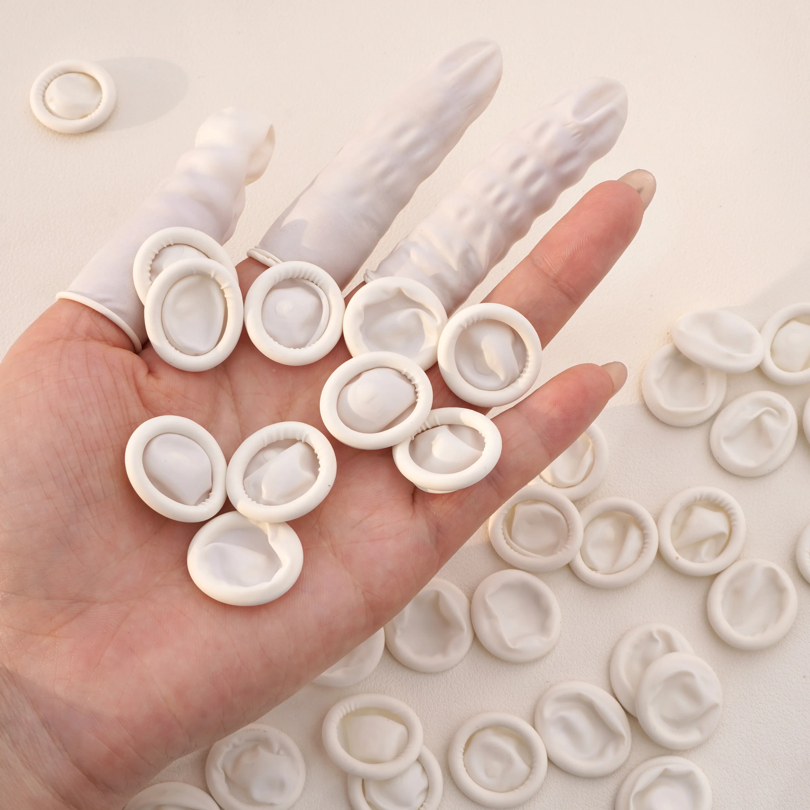 5-100 Pezzi Guanti Monouso in Lattice Bianco Antistatici Antipolvere Antiscivolo Protezioni per le Dita in Gomma per Nail Art e Artigianato