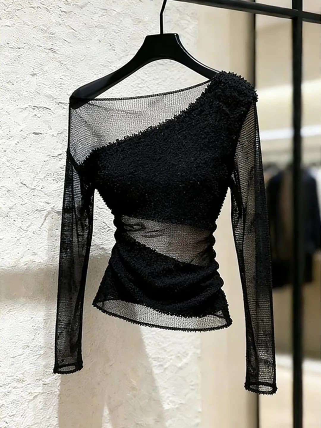 T-shirt Nera Trendy con Spalle Scoperte da Donna, Design Premium, Stile Unico, Moda per il Pendolarismo, Lavorata a Maglia, Manica Lunga, Spessa