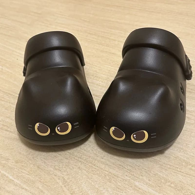 New creative slippers in the shape of a black cat for woman, soft summer slippers like mules, strap sandals, pretty Mary Jane shoes in the shape of a kitten in EVA.