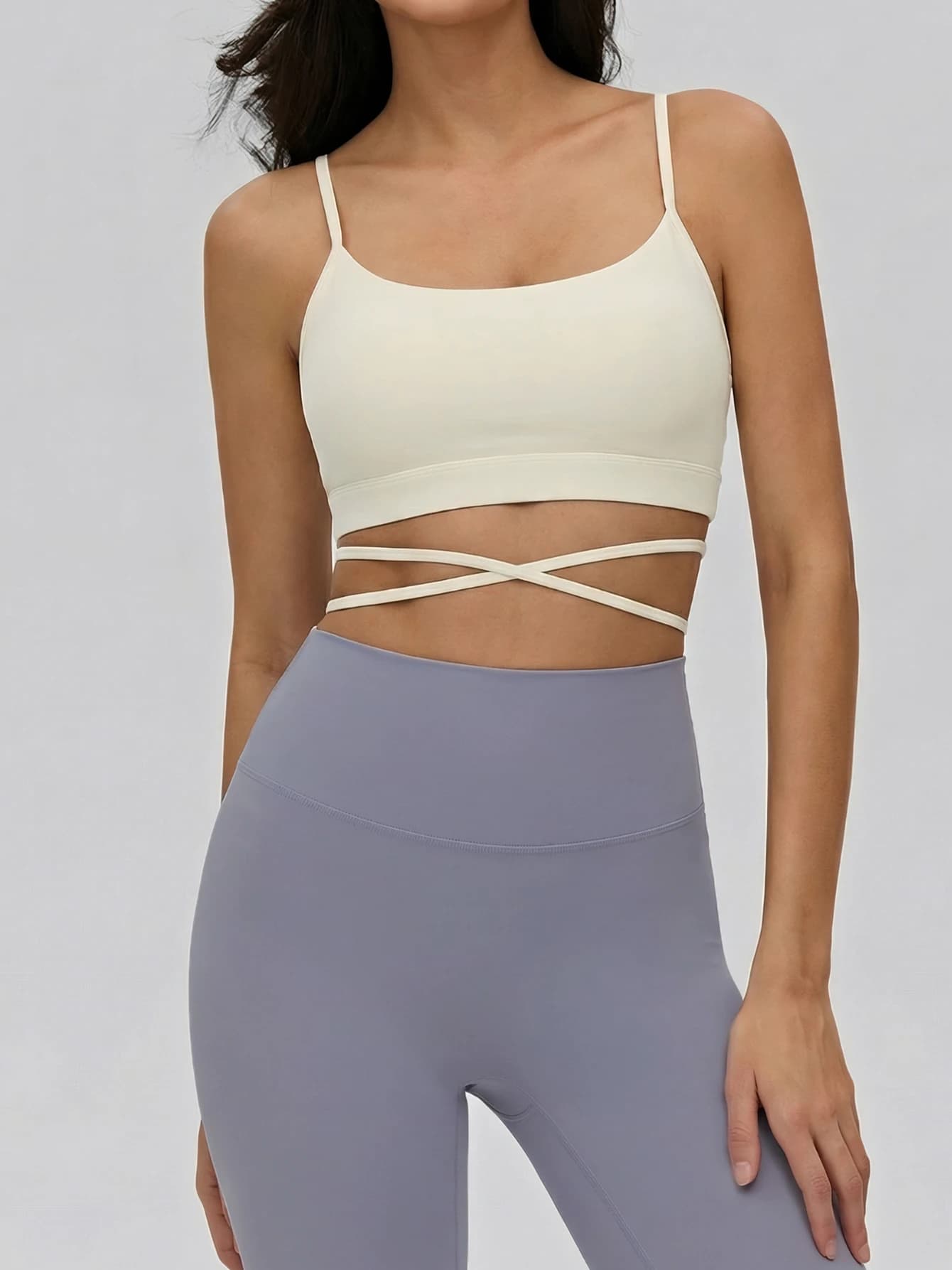 Reggiseno sportivo senza cuciture da donna, modello corto per yoga e fitness. Doppie cinghie incrociate sul retro, comode e di supporto.