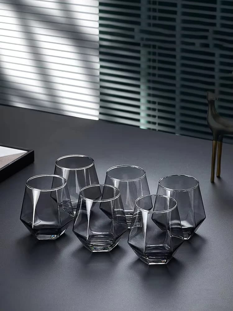 Set di Bicchieri Grigio Fumo per Whisky e Vino, Tazze Creative per Birra e Bubble Tea, Design Minimalista per Soggiorno