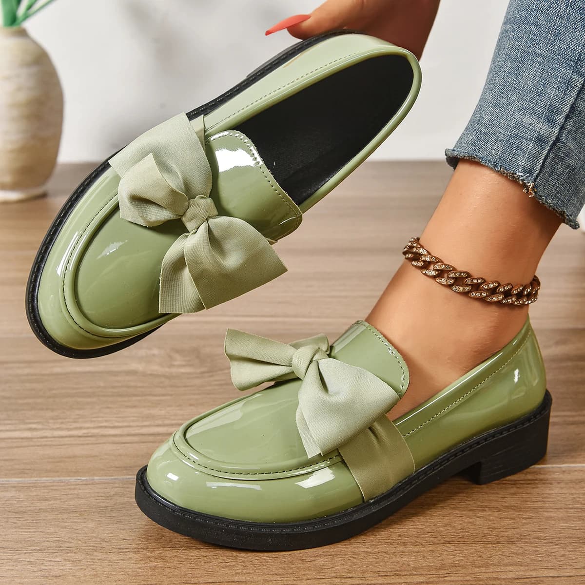 2025 Mocassini da donna eleganti di tendenza Scarpe a punta con tacco basso per donna Nuove scarpe casual quotidiane per pendolari in pelle con bocca superficiale