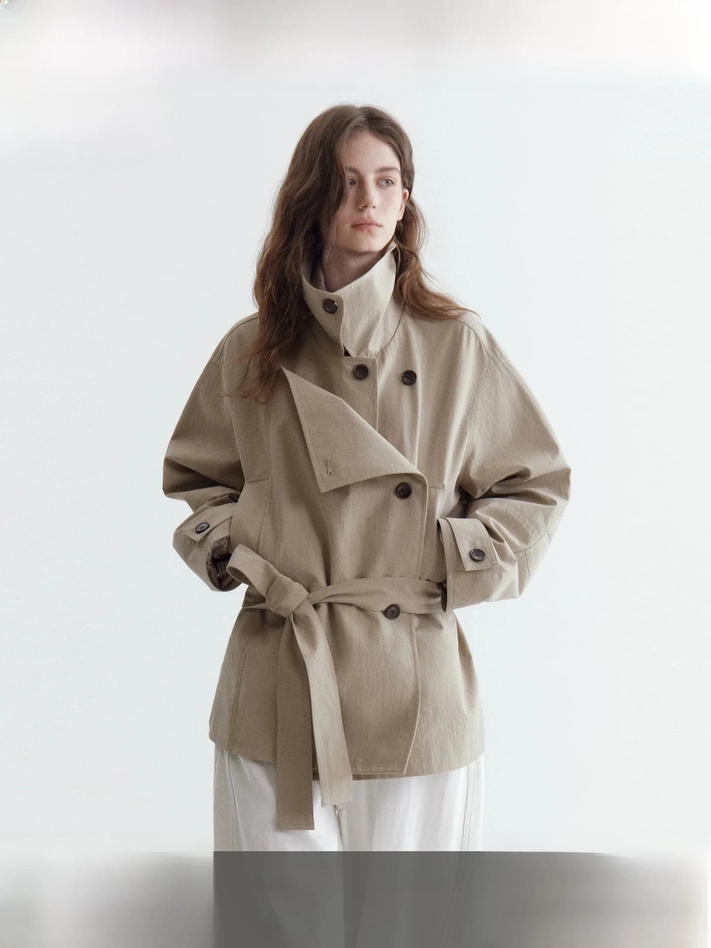 Giacca Corta da Donna Fano con Bottoni Doppi, Design con Risvolto Largo, Casual in Cotone Tinta Unita, Moda Primavera Autunno