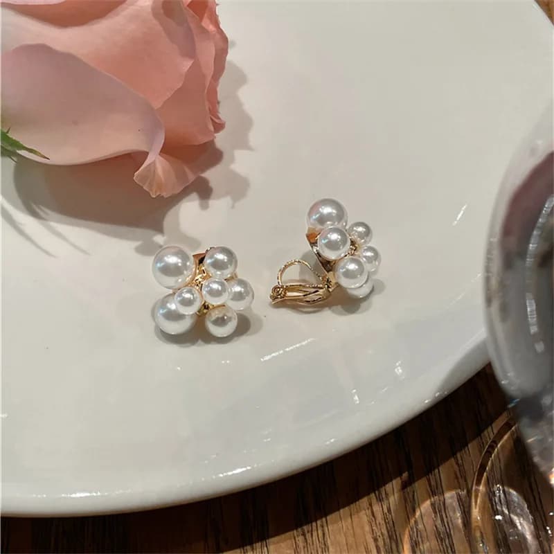 2025 New Fashion Piccola perla Clip su orecchini senza orecchie Foro Temperamento Versatile fiore irregolare Perla Clip per orecchie Gioielli