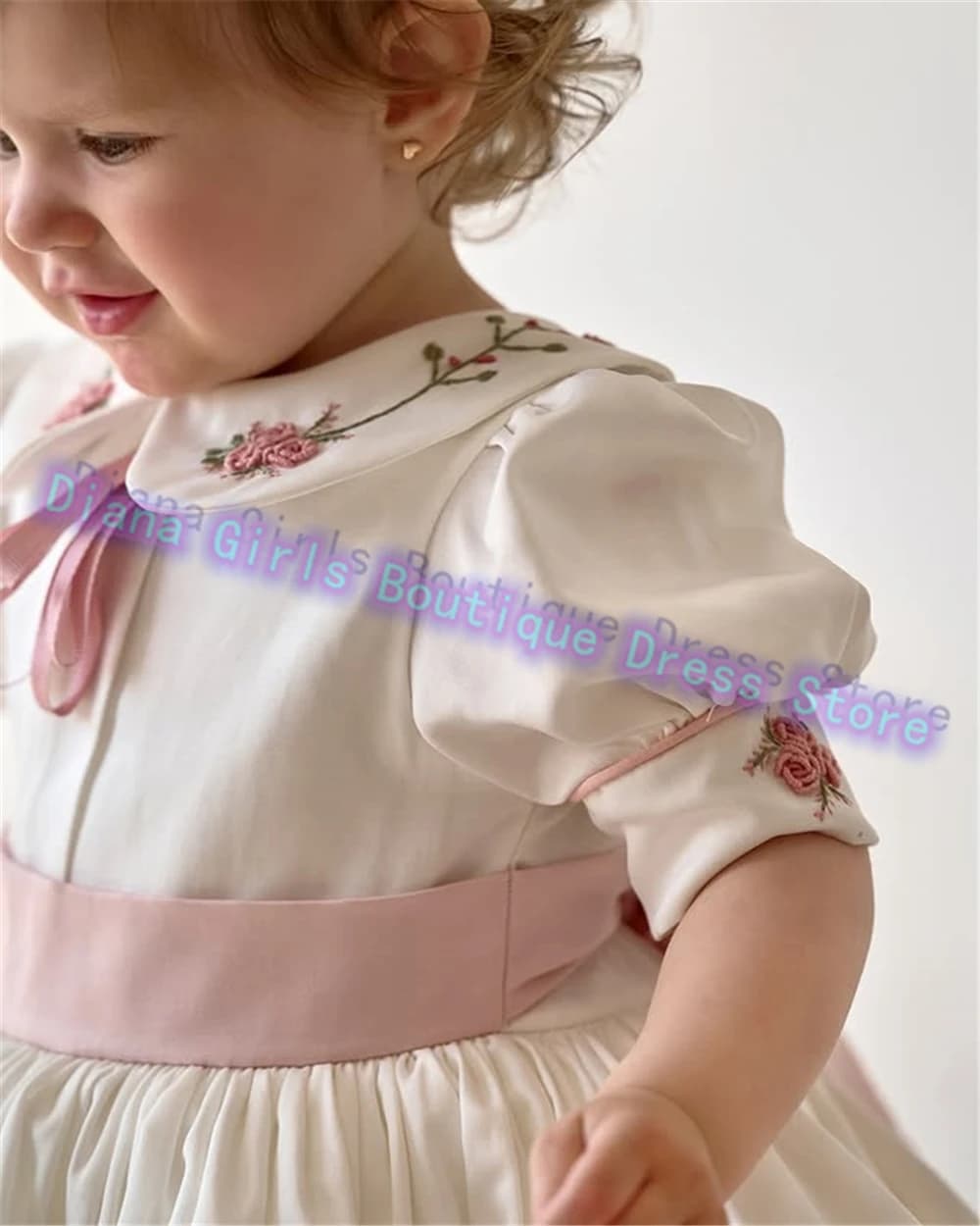 Adorabili bambine di fiori per bambine vestono squisite applicazioni in raso soffice cintura con fiocco rosa per abiti da sera per feste di compleanno di nozze