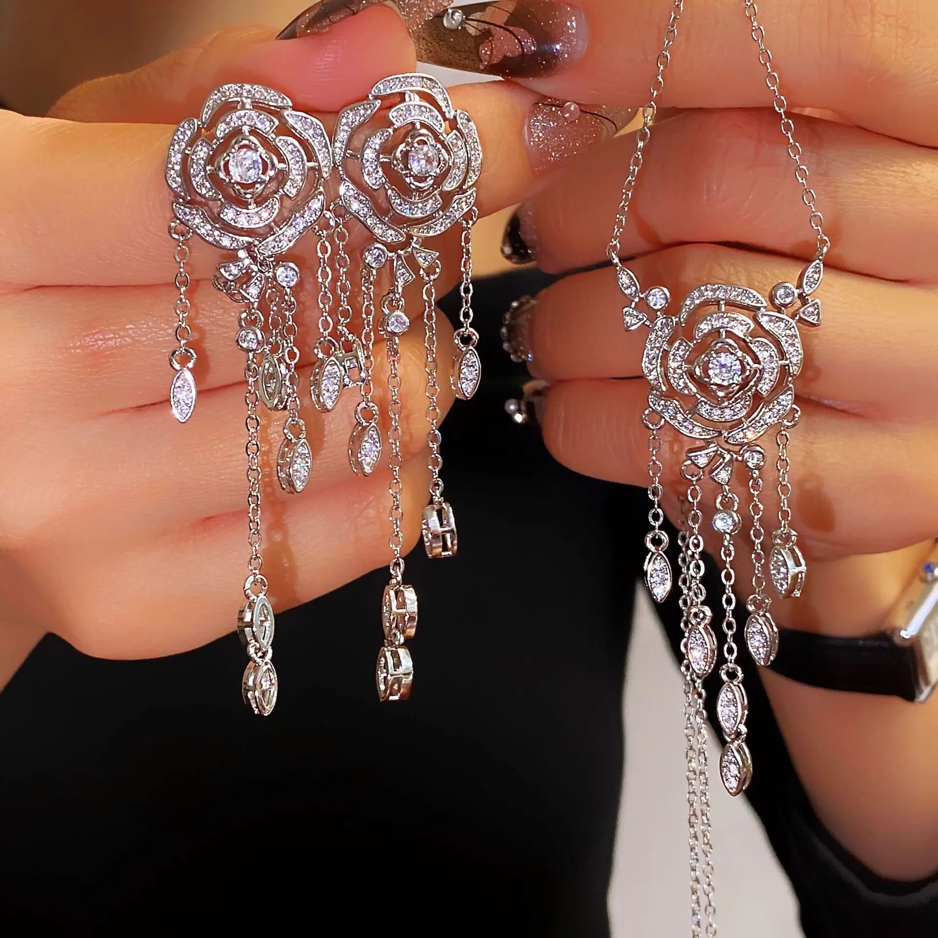 Set di orecchini con frange lunghe rosa di temperamento fatato di lusso leggero di alto valore, collana con ciondolo camelia Xiaoxiang femminile