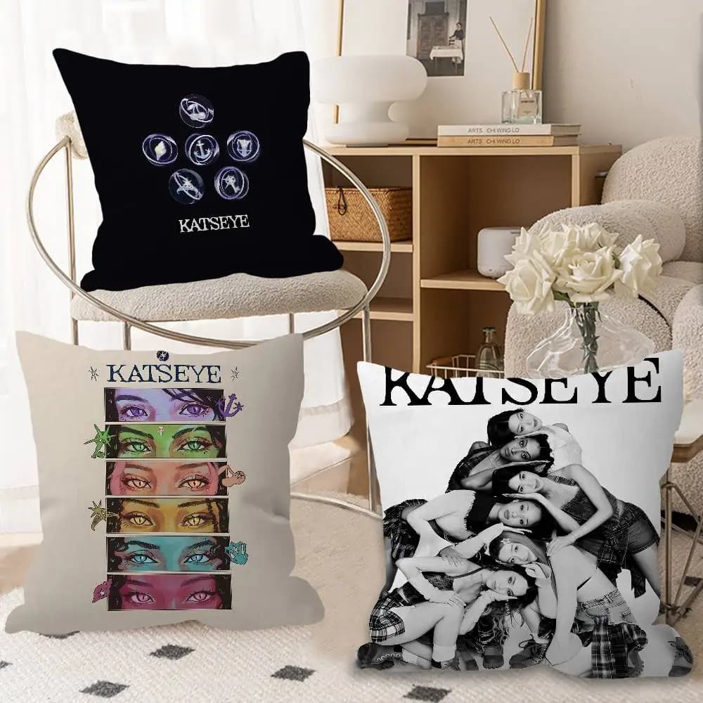 Fodere per cuscini K-Katseye della band K-pop coreana, decorazioni per divano a tema cartone animato, stampa fronte-retro, in peluche corto, simpatiche fodere per cuscini