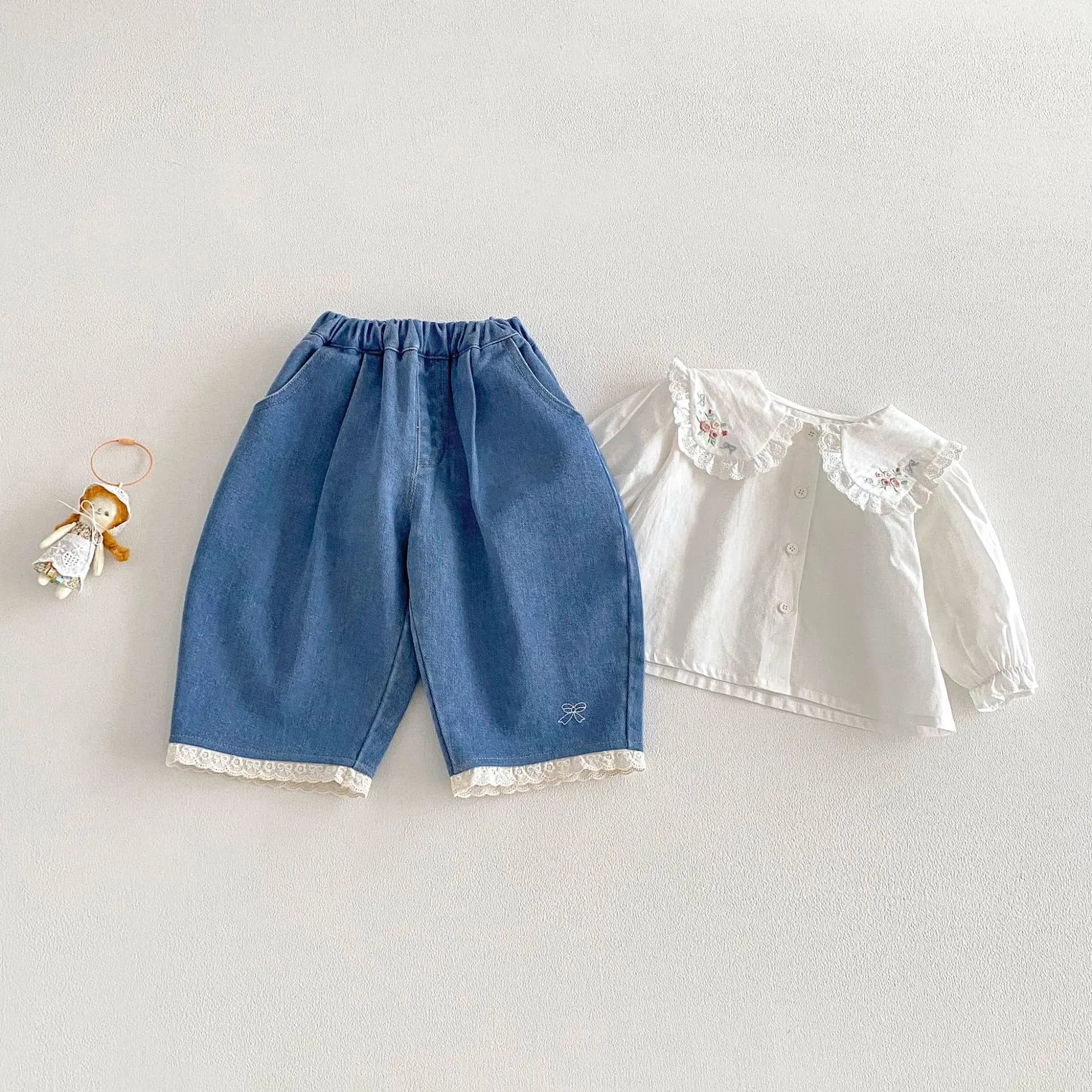 Jeans alla Moda per Ragazze 2026 Nuova Primavera Stile Baby Edizione Coreana Pantaloni Casual con Pizzo Pantaloni Morbidi per Bambini