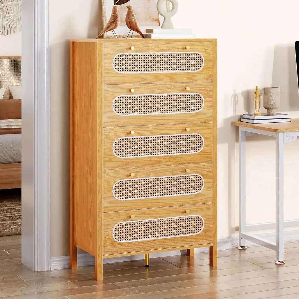 Cassettiera alta in rattan naturale a 5 cassetti, cassettiera in stile boho con maniglie dorate, mobile contenitore in legno per corridoio