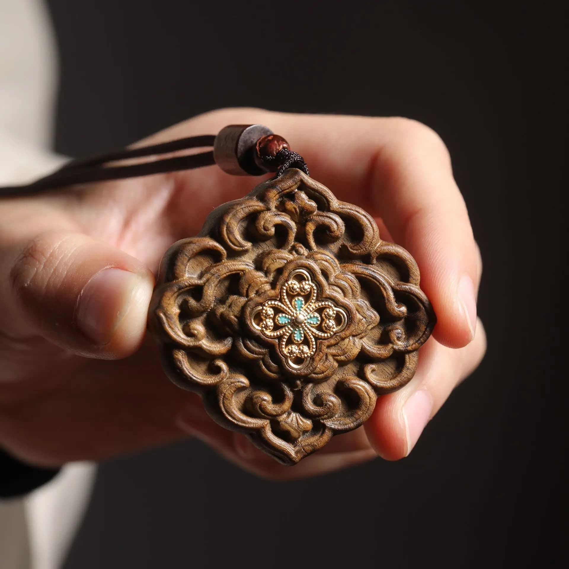Wooden Essential Oil Car Hanging Ornament Carved Agarwood Aroma Diffuser Pendant Handmade Aromatherapy Home Ornaments