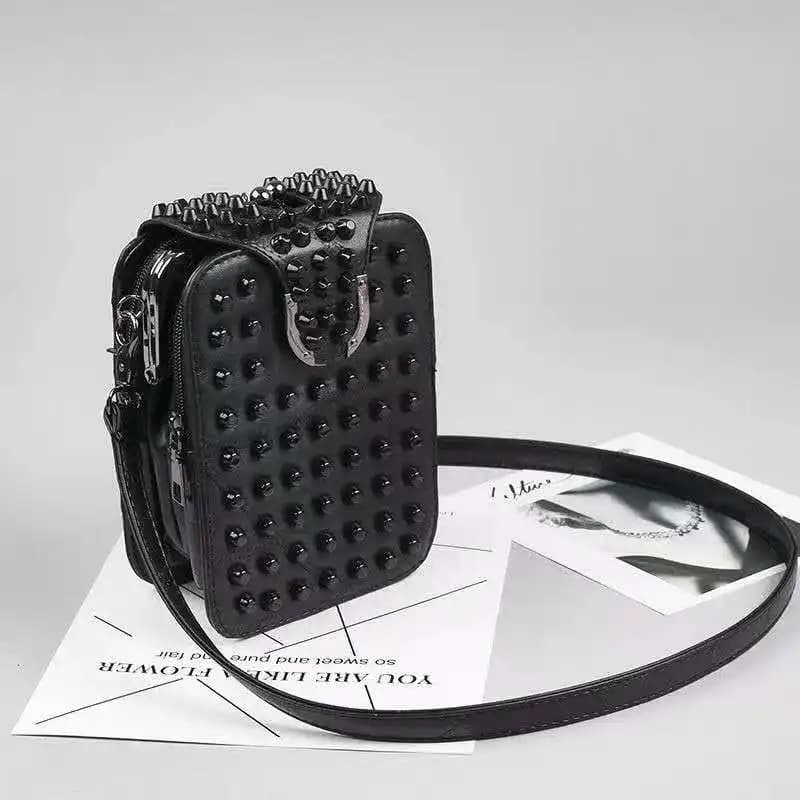 Borsa per cellulare alla moda in vera pelle, versatile e accattivante con rivetti, portafoglio piccolo, borsa da donna con tracolla singola