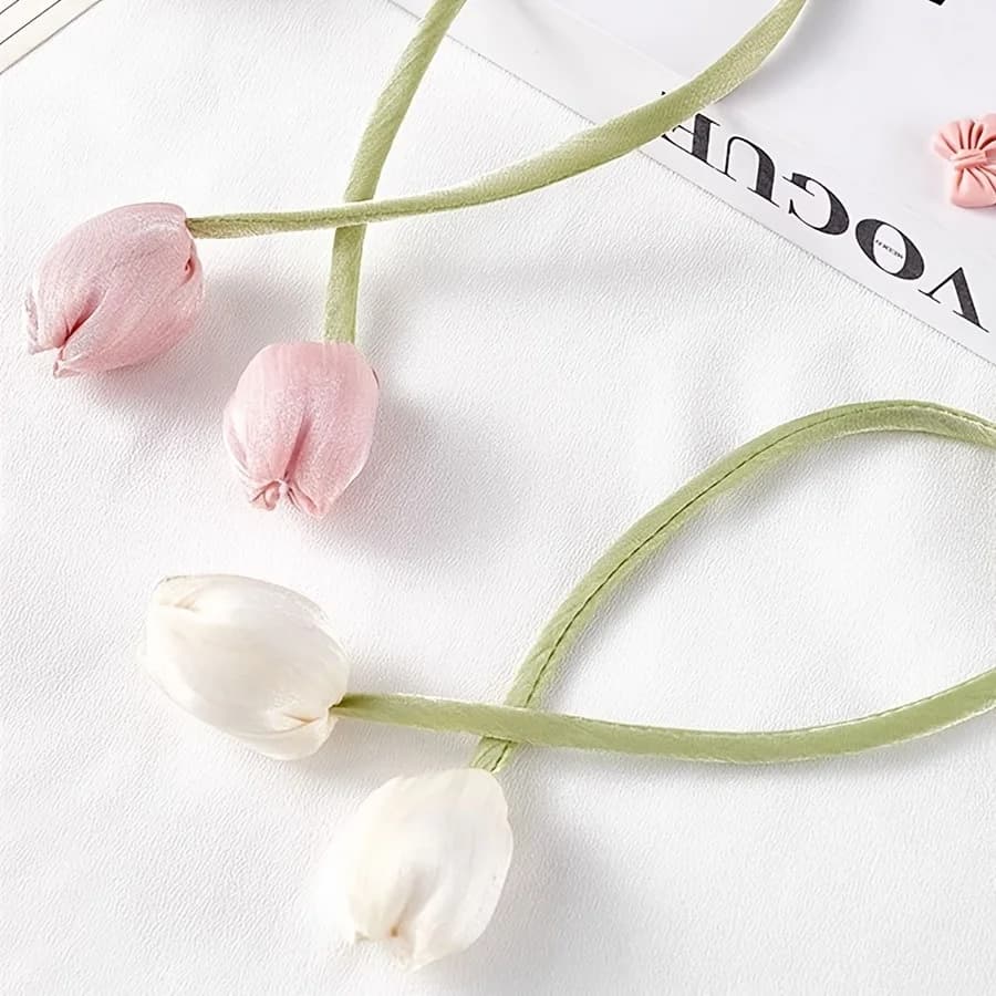 A set of two classic and elegant tulip flower lace curtains, suitable for the bedroom. Installation is simple and does not require tools. It is an ideal choice for curtain enthusiasts and interior designers