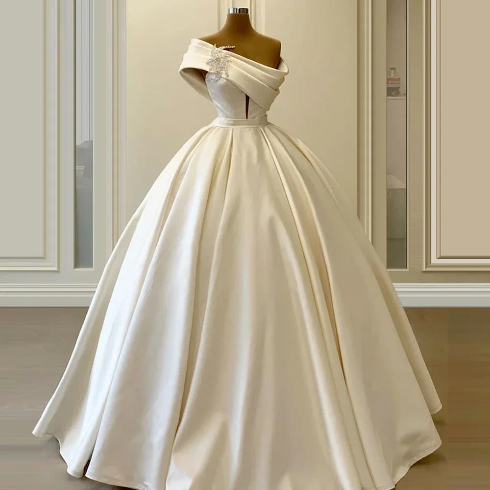 Abiti da sposa monospalla alla moda Abiti da ballo drappeggiati con pieghe squisite bianche Lunghezza pavimento Sweep Train Abiti da sposa eleganti