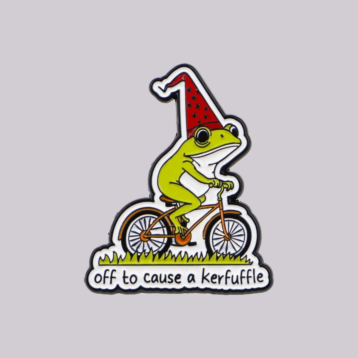 Spilla in smalto a forma di rana con scritta 'OFF TO CAUSE A KERFUFFLE', distintivo da risvolto per zaino, accessori per abbigliamento, gioielli divertenti, regali per amici