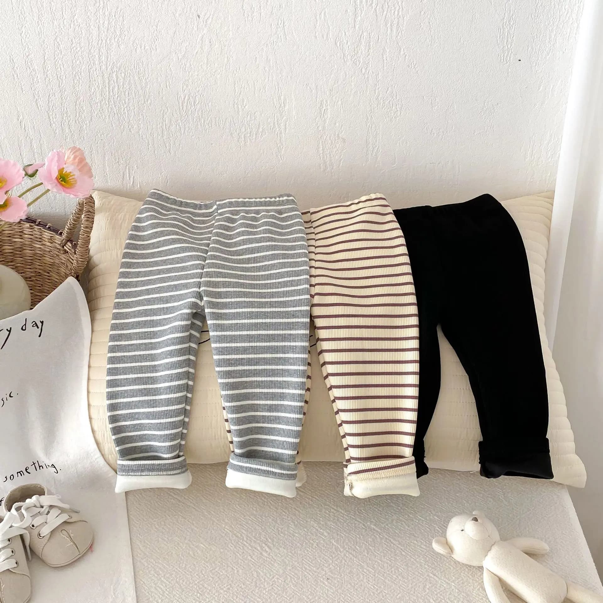 Pantaloni caldi a righe per bambina infantile Pantaloni casual per bambini Pantaloni elastici per ragazzi Abbigliamento per bambini 2025 Inverno Nuovi leggings in pile per bambini in cotone