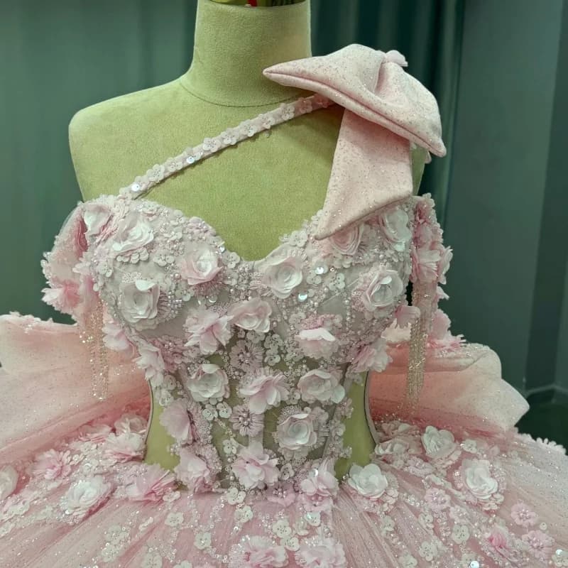 Abito Quinceanera lucido Fiore 3D di cristallo Decalcomania con spalle scoperte Stratificazione di pizzo Coda lunga Fiocco Abiti da 15 Quinceanera Personalizza
