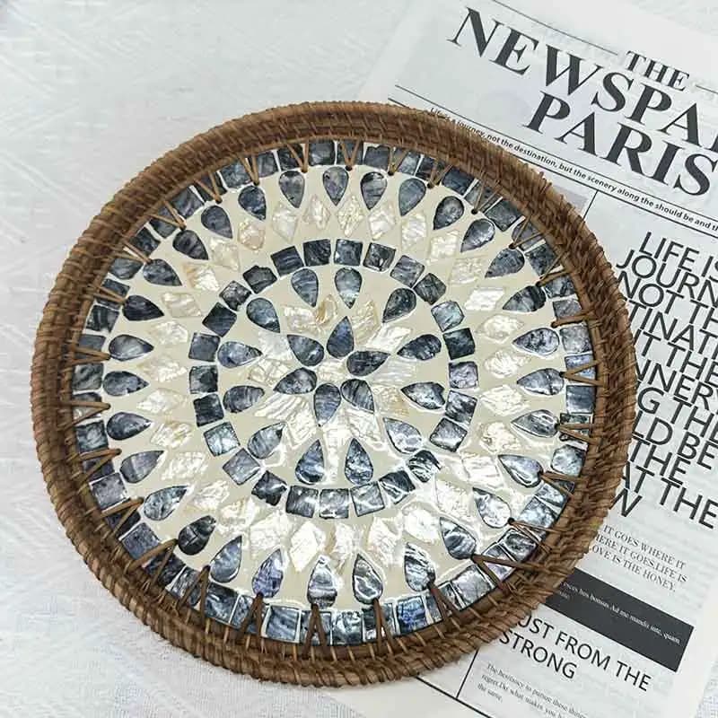 Vassoio a mosaico intrecciato a mano in rattan rotondo decorativo che serve con intarsio in madreperla per snack Piatto di frutta secca Ornamen917ts per la casa