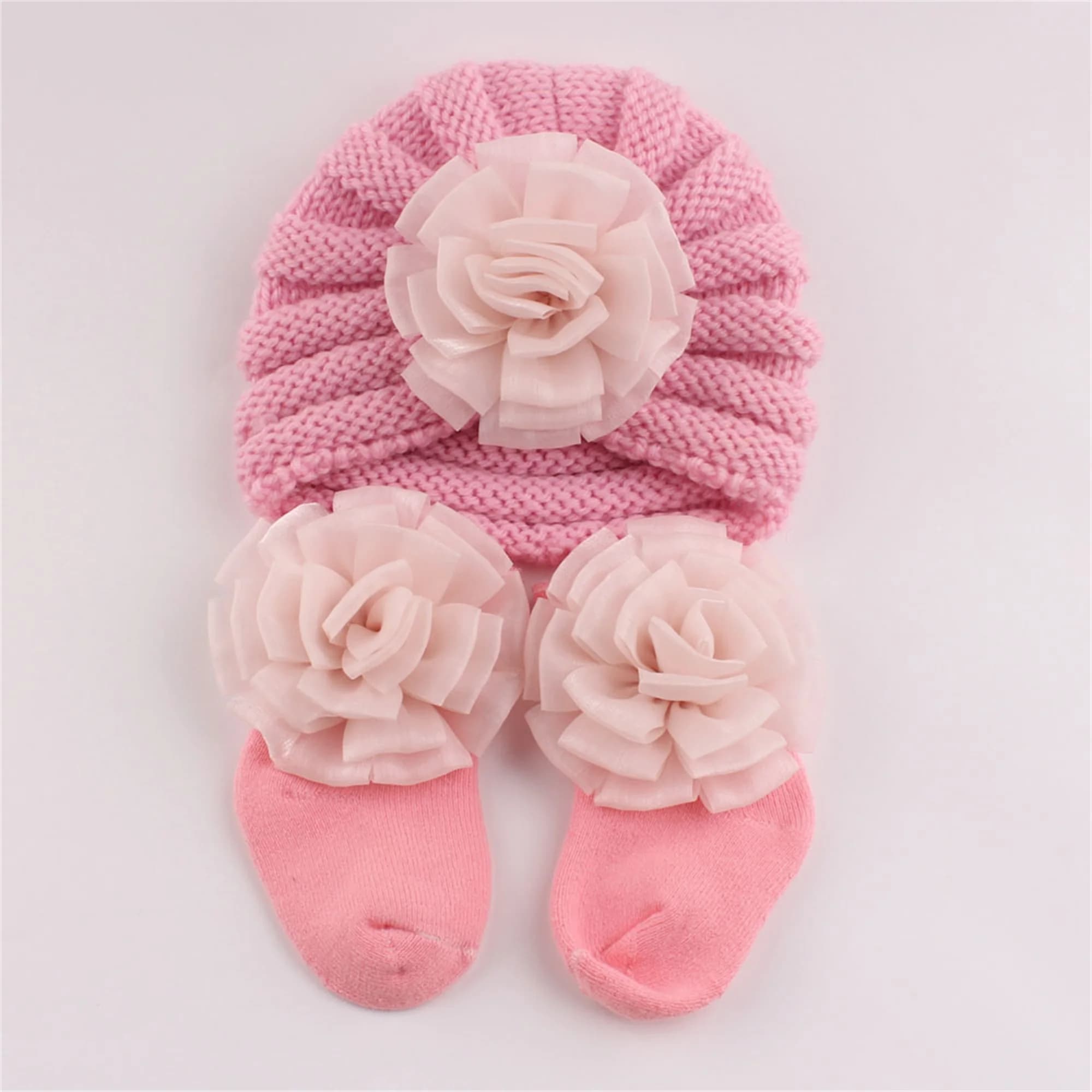 Adorabile set di cappelli e calzini lavorati a maglia per neonata con delicato ricamo floreale: comodi berretti e stivaletti invernali per neonati