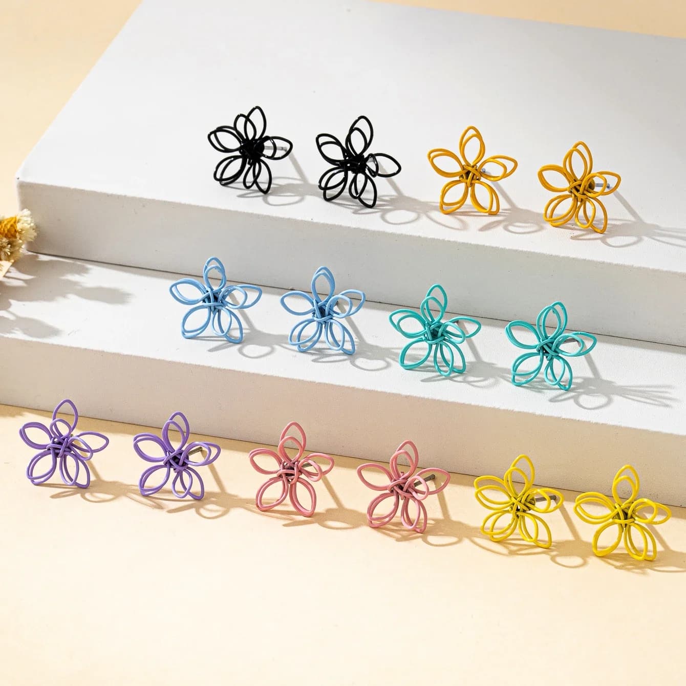 A Pair of Women's Earrings, Wire Flower Simple Earrings, Earrings in Various Colors to Choose From, Suitable for Daily Wear and Vacation Wear