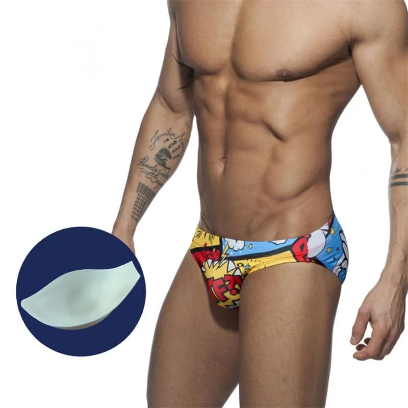 Costumi da bagno da uomo Intimo divertente Stampa di cartoni animati Slip da spiaggia sexy Bikini a vita bassa Costume da bagno con imbottitura di protezione