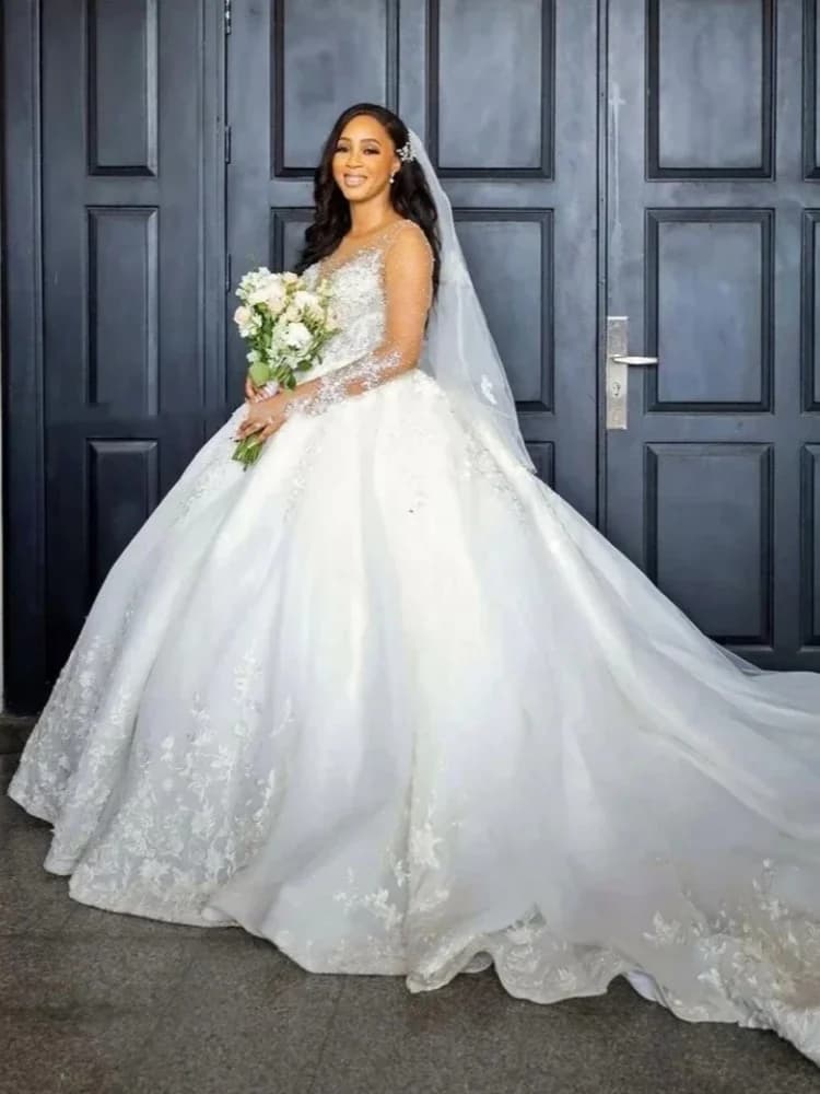 2025 Abito da ballo bianco di lusso con scollo rotondo, adesivi con perline, manica lunga, strascico, personalizzazione dell'abito da sposa