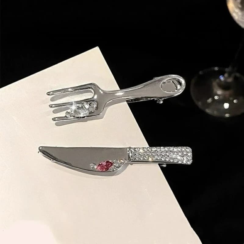 Set di fermagli per capelli con strass: fermagli laterali a becco d'anatra dal design moderno, ideali per le uscite.
