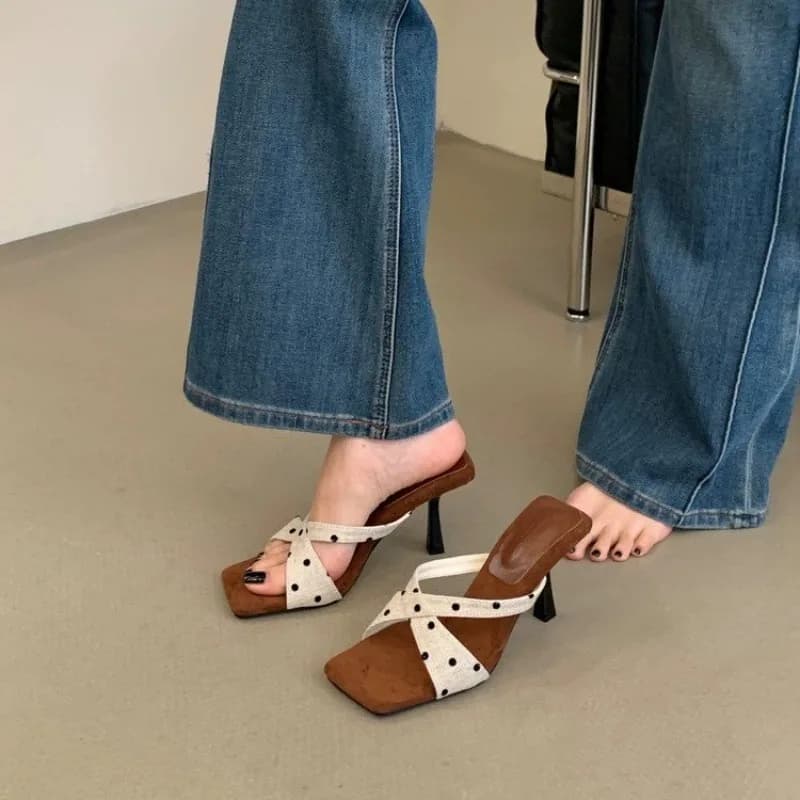 Sandali con tacco a spillo da donna in raso a pois con fiocco decorativo, ciabatte estive eleganti con punta aperta