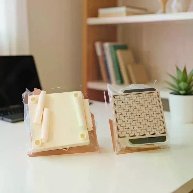 Modello di gioco di scacchi decorativi per casa delle bambole, Ludo, Go con mini set di mobili per giochi da tavolo