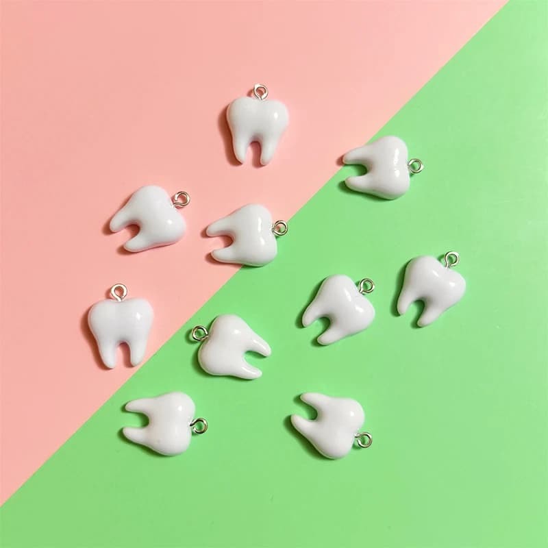 10 Pezzi Ciondoli in Resina a Forma di Denti Bianchi, Piccoli Charm a Forma di Dente per Creazione di Gioielli, Accessori Fai-da-Te per Orecchini, Collane e Portachiavi