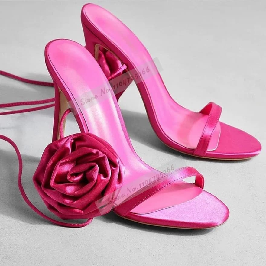 Sandali con tacco alto in raso lucido rosa fucsia con fiore, fascia singola stretta, eleganti scarpe da sera con fiore, allacciatura estiva