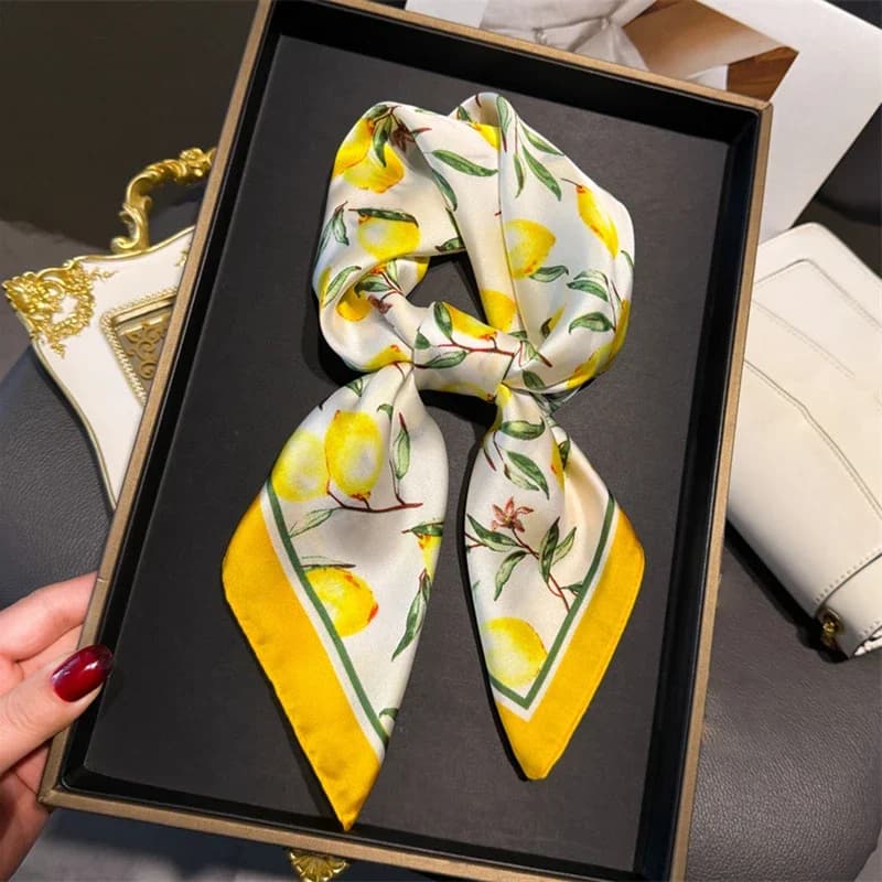 Sciarpa di seta quadrata gialla con stampa limone quadrata da 70 cm Casual elegante sottile traspirante collo da donna foulard per capelli avvolgente per la testa antivento 2025