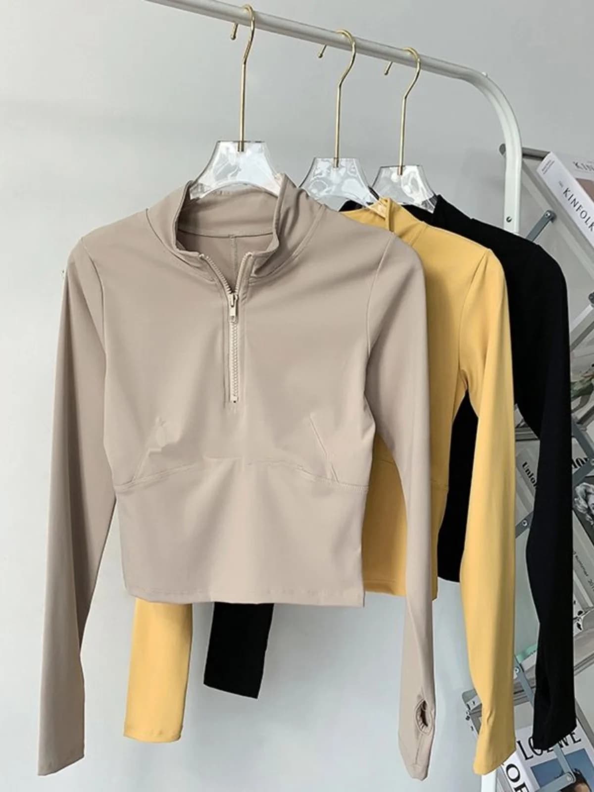 Top da Yoga a Maniche Lunghe Slim Fit per Donna, Abbigliamento Sportivo, Giacca da Corsa con Colletto Alto, Design in Fibra di Poliestere, Lunghezza Corta
