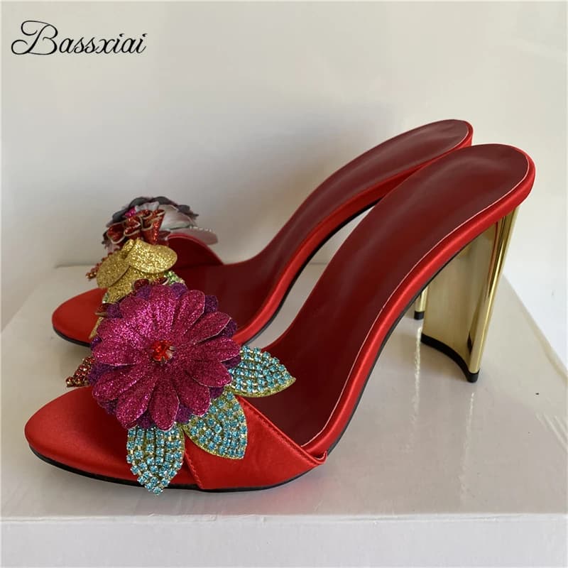 Sandali con fiori in cristallo con paillettes scintillanti Scarpe da festa moderne con tacco strano unico in raso di lusso estivo da donna per ragazze