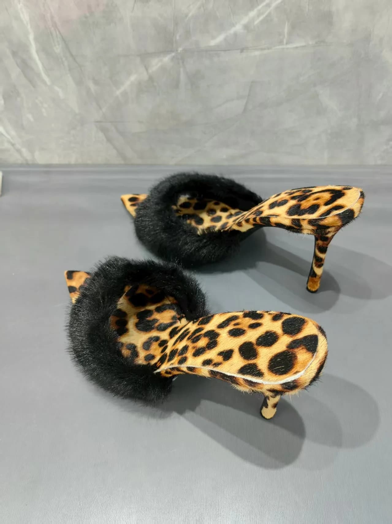 Mules con tacco a spillo sottile da donna con stampa leopardata e bordo in pelliccia, scarpe a punta, sandali eleganti e alla moda da donna di lusso