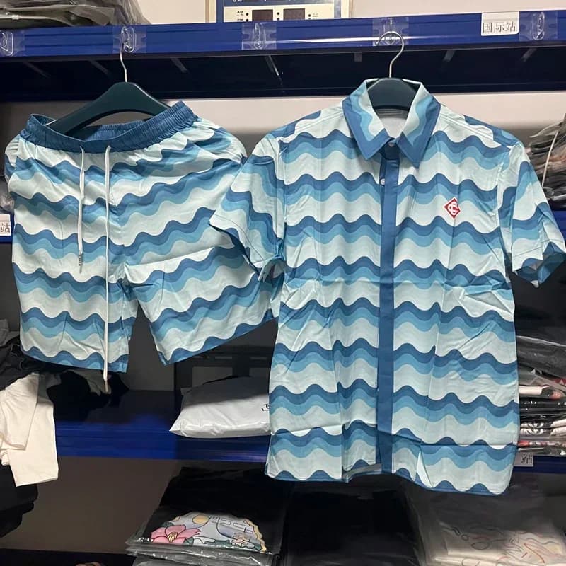 Completo Casablanca con Stampa Onde Blu, Pantaloncini e Camicia in Rete, Tessuto Morbido e Leggero, per Uomo e Donna, Stile Hawaiano, per Spiaggia, Vacanze, Surf, Tennis, Club