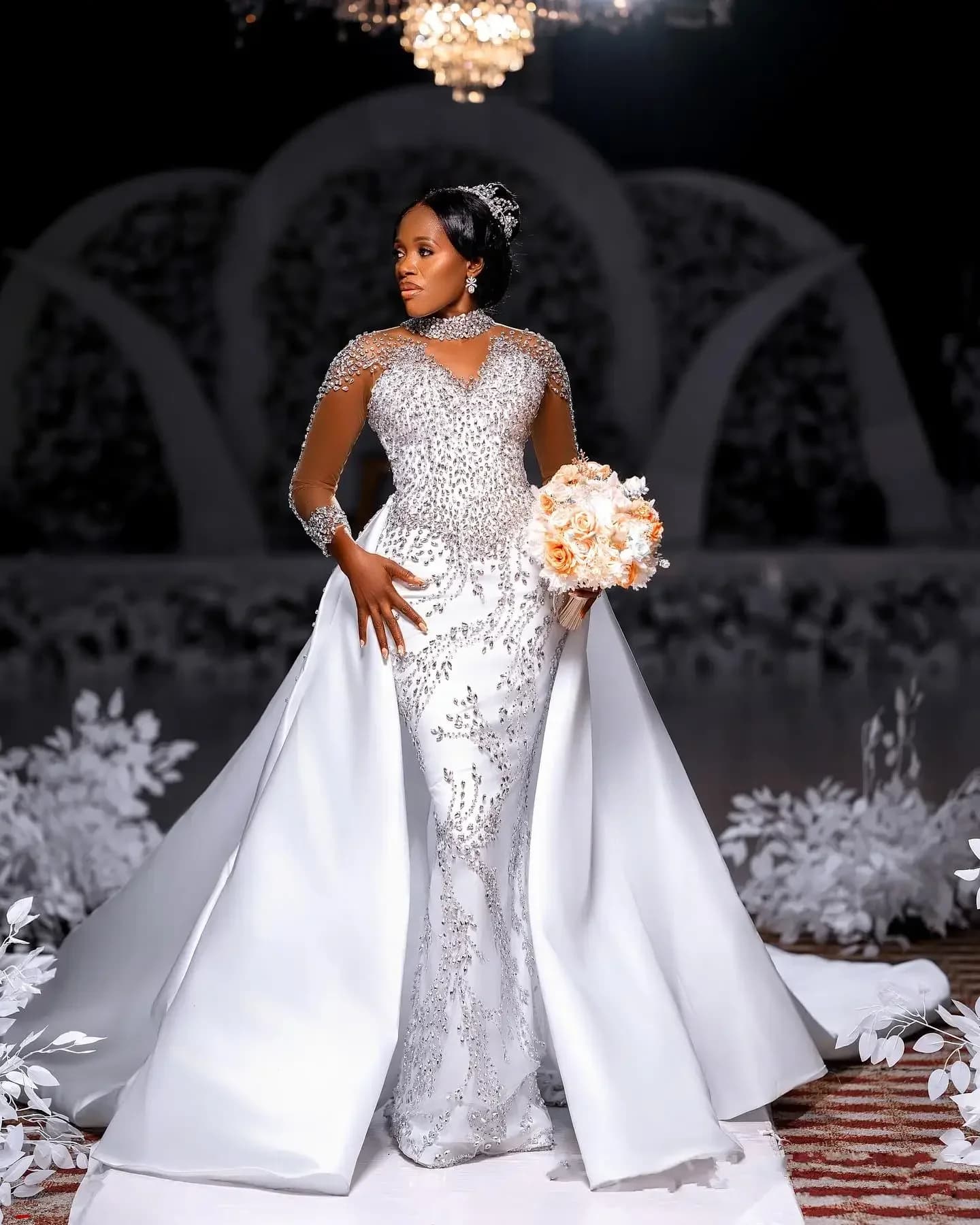 Abito da Sposa a Sirena Flavinke Personalizzato con Cristalli Pesanti e Perline, Gonna Rimovibile in Raso, Maniche Lunghe, Abito da Sposa con Bottoni sul Retro