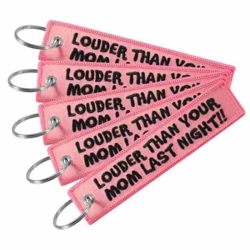 Portachiavi con scritta ricamata 'LOUDER THAN YOUR MOM' per chiavi dell'auto e zaini, con citazioni divertenti per amici e colleghi
