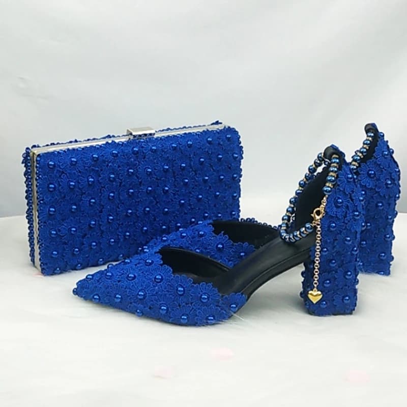 Scarpe da sposa BaoYa Fang blu e bianche con perline e cinturino, a punta, con tacco alto e spesso, per feste, e set borsa coordinata
