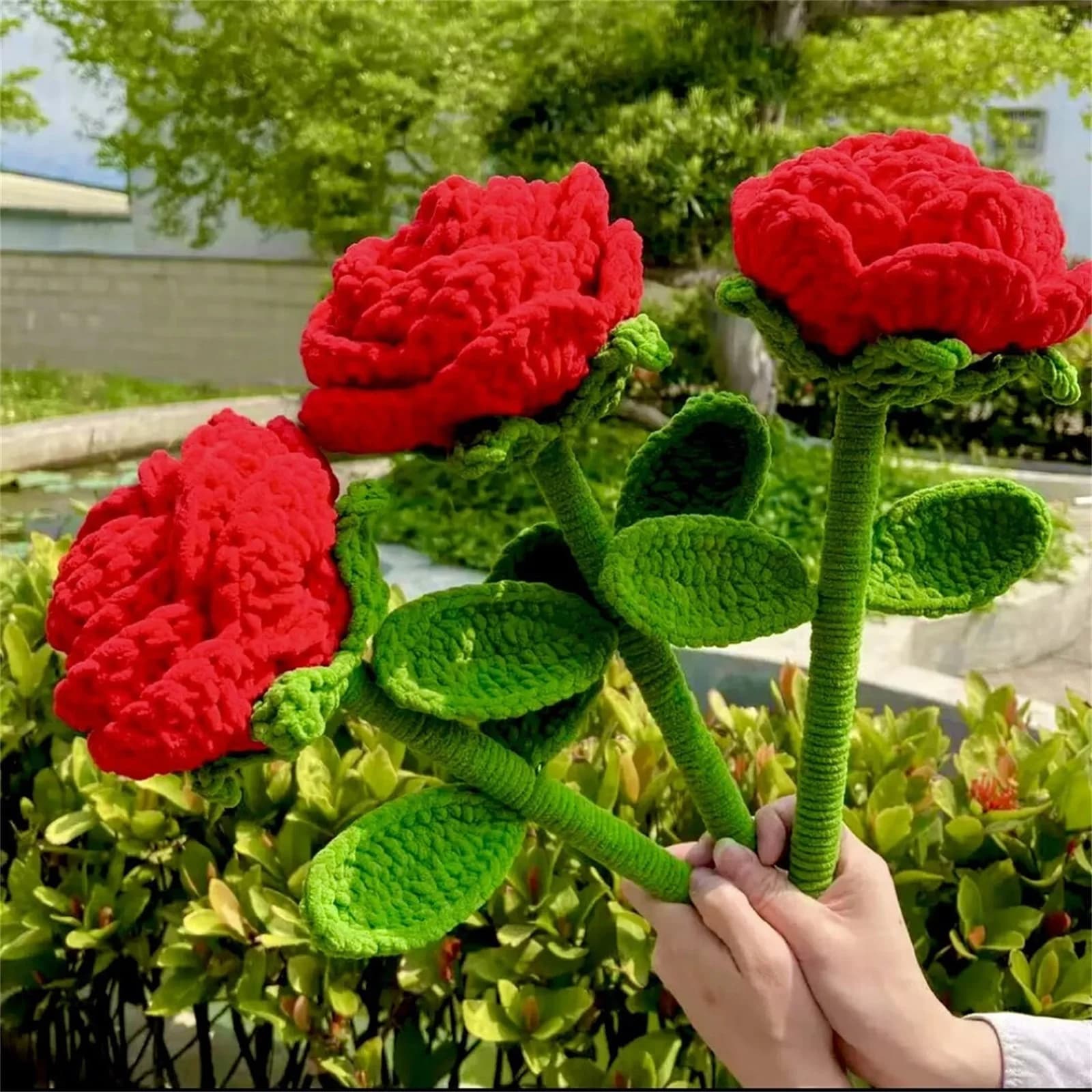 1 pezzo di fiori artificiali di rosa lavorati a maglia, prodotto con finitura rosa con gancio lavorato a mano, regalo creativo di rose artificiali all'uncinetto per coppie