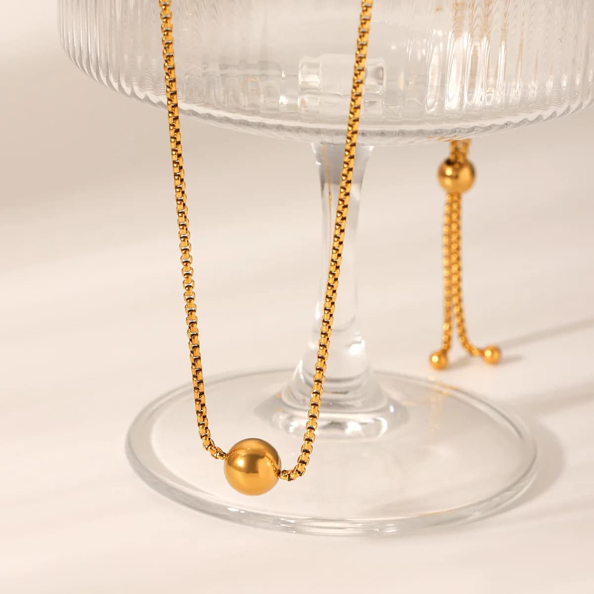 Collana con ciondolo a catena in acciaio inossidabile e perline in acciaio, design di nicchia in stile Instagram, catena a chiusura a scatto per clavicola.