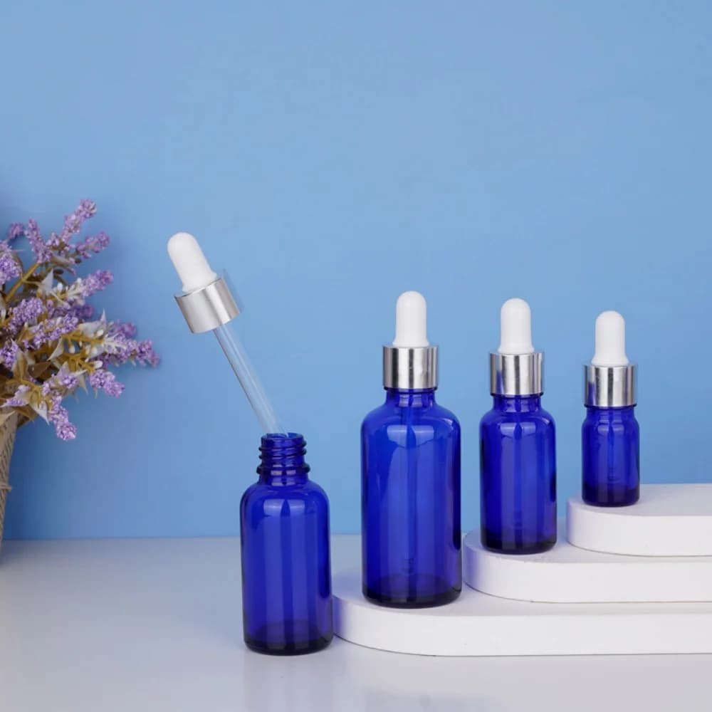 Una bottiglia di olio essenziale blu da 5-100 ml con contagocce in gomma, bottiglia in vetro, flacone per dispenser di siero cosmetico, materiale di imballaggio