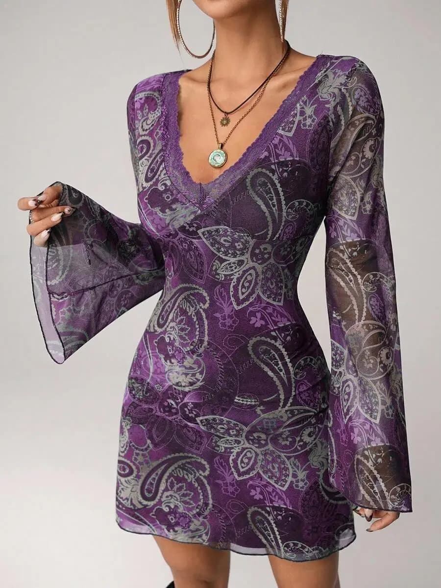 Abito Mini Boho Vintage con Stampa Paisley Viola, Maniche Lunghe Trasparenti e Scollo a V