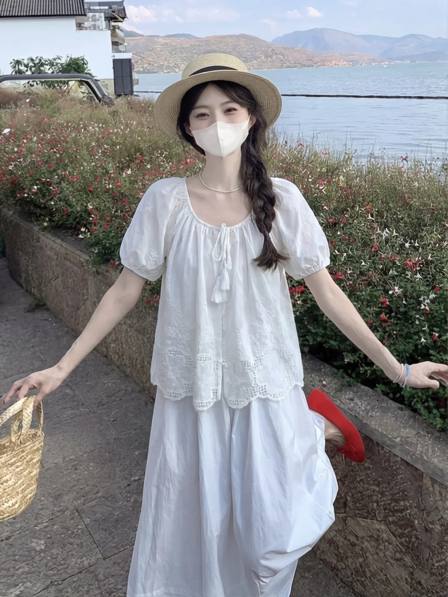 Camicetta da donna estiva in cotone e lino effetto seta ghiaccio, con maniche a sbuffo, motivo floreale ricamato, stile babydoll, con cintura a nappa e maniche corte.