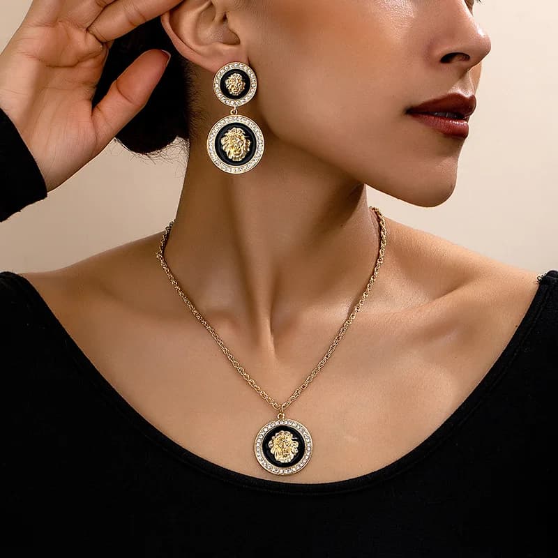 Nuova Collana Girocollo Trendy con Testa di Leone Smaltata per Donne, Set di Gioielli Punk con Catene Lunghe Placcate Oro e Orecchini Rotondi con Cristalli