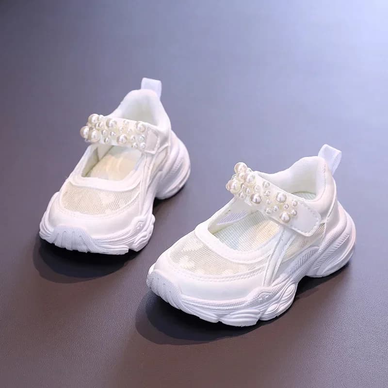 Scarpe da tennis scavate in rete per bambini 2024 scarpe sportive estive per nuove ragazze in tinta unita con scarpe da ginnastica da principessa con cuore carino per bambini con perle